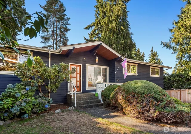 Photo 2 of Sale Pending at 529 Nw 201st Place, Shoreline, WA 98177 | MLS# NWM2586449 | Listing updated on 2026-10-01