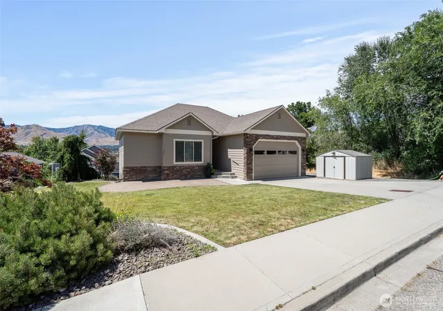 Photo 1 of Single family home for sale at 1541 N Anne Ave, East Wenatchee, WA 98802 | MLS# NWM2586460 | Listing updated on 2026-09-30