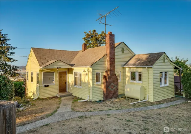 Photo 3 of Single family home for sale at 2819 E K St, Tacoma, WA 98404 | MLS# NWM2586472 | Listing updated on 2026-09-24