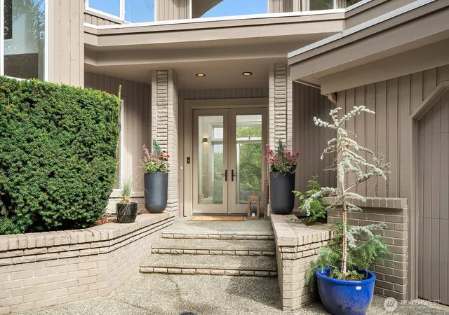 Photo 2 of Sale Pending at 9506 Ne Points Dr, Kirkland, WA 98033 | MLS# NWM2586473 | Listing updated on 2026-10-01