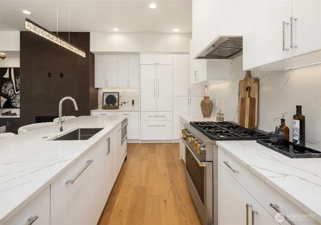 Photo 4 of Townhouse for sale at 298 118th Avenue SE, Bellevue, WA 98005 | MLS# NWM2586481 | Listing updated on 2026-10-02
