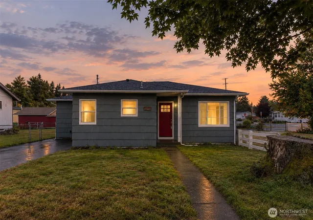 Photo 1 of Single family home for sale at 334 Roake Ave, Castle Rock, WA 98611 | MLS# NWM2586504 | Listing updated on 2026-10-01