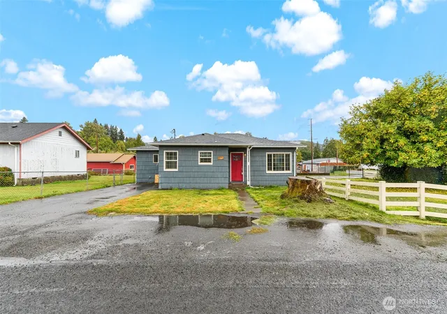 Photo 2 of Single family home for sale at 334 Roake Ave, Castle Rock, WA 98611 | MLS# NWM2586504 | Listing updated on 2026-10-01