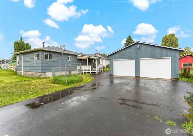 Photo 3 of Single family home for sale at 334 Roake Ave, Castle Rock, WA 98611 | MLS# NWM2586504 | Listing updated on 2026-10-01