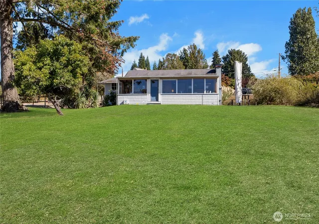 Photo 3 of Single family home for sale at 25815 Stuckey Ave Sw, Vashon, WA 98070 | MLS# NWM2586555 | Listing updated on 2026-09-27