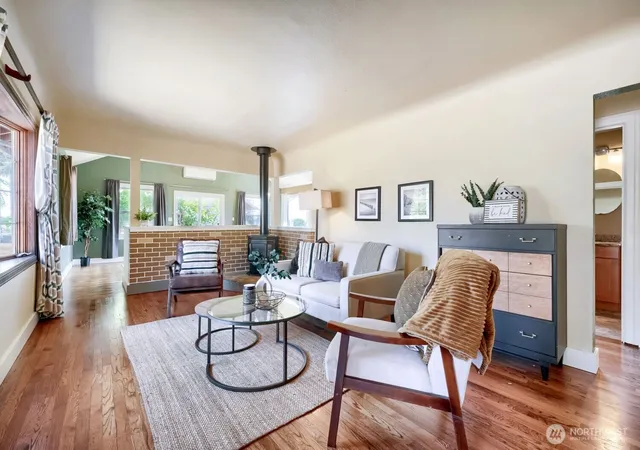 Photo 3 of Sale Pending at 909 SW Langston Rd, Renton, WA 98057 | MLS# NWM2586567 | Listing updated on 2026-10-01