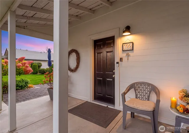 Photo 2 of Single family home for sale at 122 E Allen Ave, Chelan, WA 98816 | MLS# NWM2586568 | Listing updated on 2026-09-29