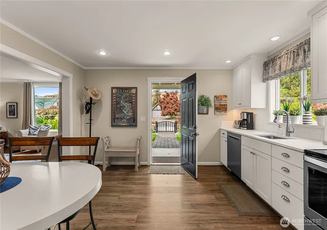 Photo 3 of Single family home for sale at 122 E Allen Ave, Chelan, WA 98816 | MLS# NWM2586568 | Listing updated on 2026-09-29