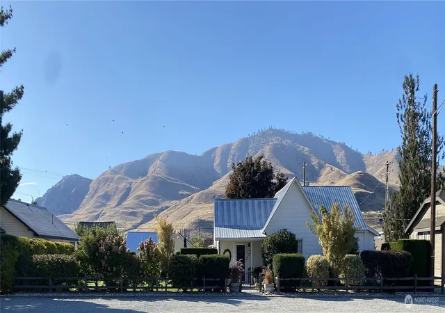 Photo 2 of Single family home for sale at 122 E Allen Ave, Chelan, WA 98816 | MLS# NWM2586568 | Listing updated on 2026-10-06