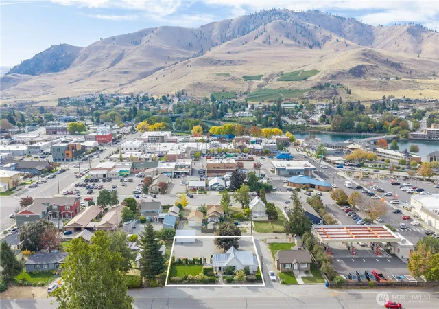 Photo 3 of Single family home for sale at 122 E Allen Ave, Chelan, WA 98816 | MLS# NWM2586568 | Listing updated on 2026-10-06