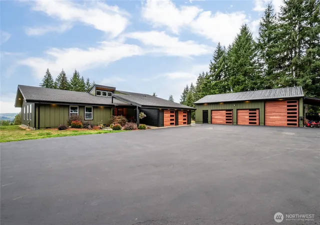Single family home for sale at 204 Vogel Rd, Castle Rock, WA 98611 | MLS# NWM2586570