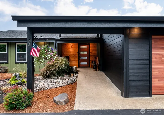 Photo 2 of Single family home for sale at 204 Vogel Rd, Castle Rock, WA 98611 | MLS# NWM2586570 | Listing updated on 2026-09-30