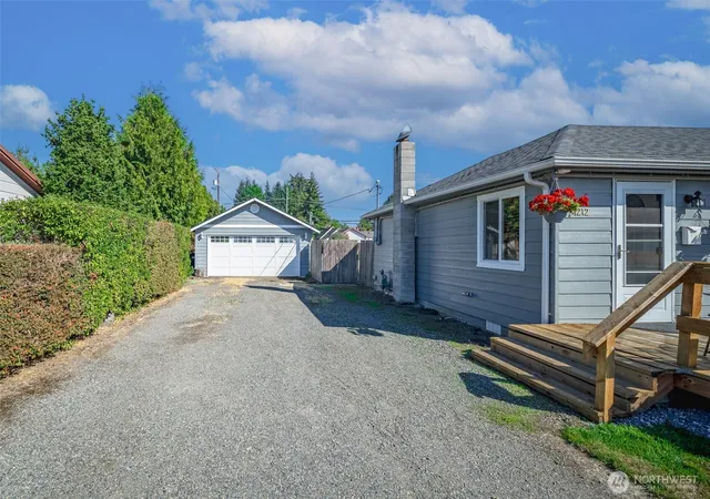 Photo 3 of Single family home for sale at 1212 H St, Centralia, WA 98531 | MLS# NWM2586602 | Listing updated on 2026-09-30