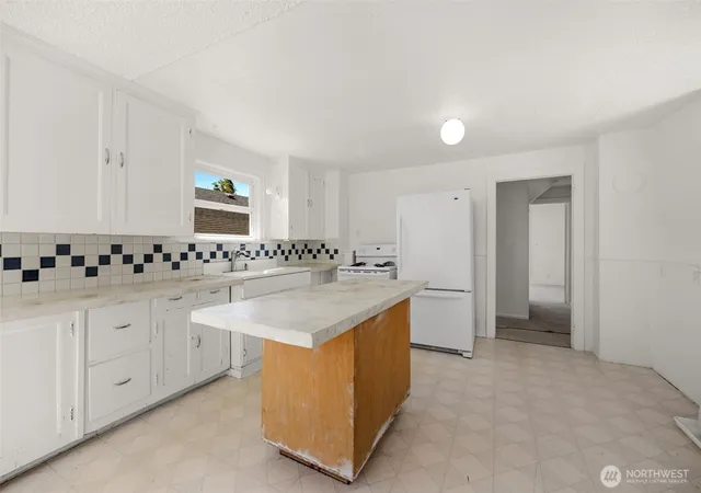 Photo 4 of Sale Pending at 4721 21st Avenue SW, Seattle, WA 98106 | MLS# NWM2586610 | Listing updated on 2026-09-29