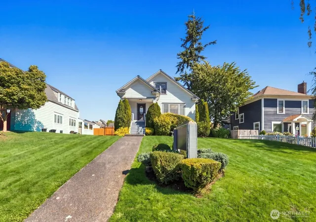 Photo 3 of Single family home for sale at 3325 Wetmore Ave, Everett, WA 98201 | MLS# NWM2586613 | Listing updated on 2026-09-29