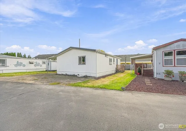 Photo 4 of Manufactured home for sale at 1635 W Side Hwy #6, Kelso, WA 98626 | MLS# NWM2586623 | Listing updated on 2026-09-24