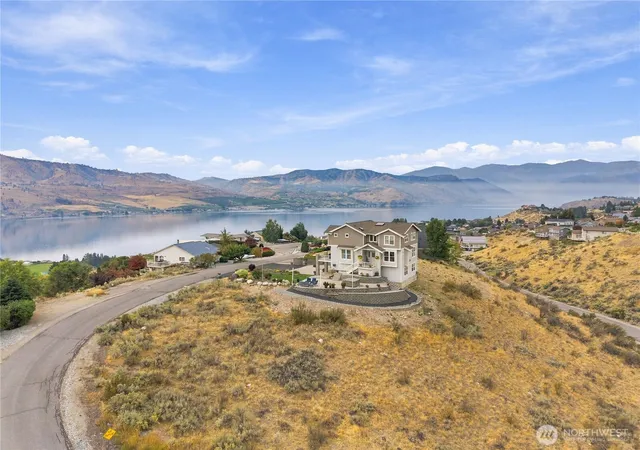Photo 1 of Single family home for sale at 200 Crescent St, Chelan, WA 98816 | MLS# NWM2586628 | Listing updated on 2026-09-30