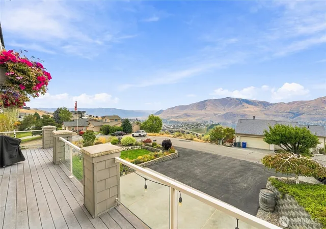 Photo 3 of Single family home for sale at 200 Crescent St, Chelan, WA 98816 | MLS# NWM2586628 | Listing updated on 2026-09-30