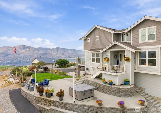 Photo 4 of Single family home for sale at 200 Crescent St, Chelan, WA 98816 | MLS# NWM2586628 | Listing updated on 2026-09-30
