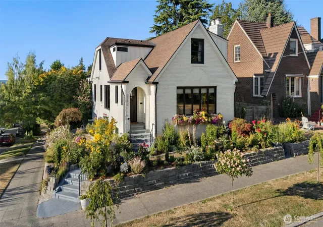 Photo 1 of Single family home for sale at 3302 E Pine St, Seattle, WA 98122 | MLS# NWM2586657 | Listing updated on 2026-09-28