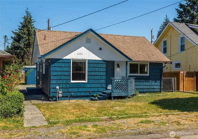 Photo 2 of Single family home for sale at 2205 Columbia Ave, Everett, WA 98203 | MLS# NWM2586660 | Listing updated on 2026-10-02
