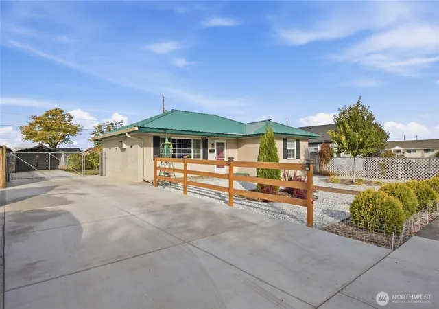 Photo 2 of Single family home for sale at 1442 W Lee St, Moses Lake, WA 98837 | MLS# NWM2586663 | Listing updated on 2026-09-28
