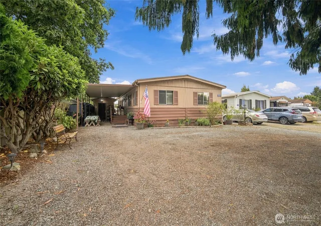 Photo 3 of Manufactured home for sale at 319 Laird Pl, Burlington, WA 98233 | MLS# NWM2586670 | Listing updated on 2026-10-01