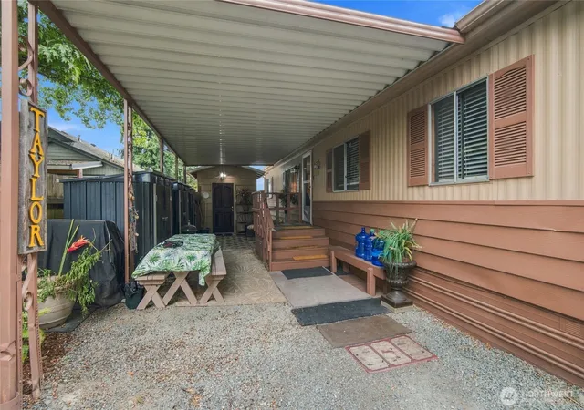 Photo 3 of Manufactured home for sale at 319 Laird Pl, Burlington, WA 98233 | MLS# NWM2586670 | Listing updated on 2026-10-01