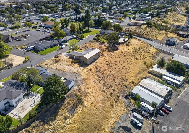 Photo 3 of Single family home for sale at 29 Nob Hl Dr, Ephrata, WA 98823 | MLS# NWM2586704 | Listing updated on 2026-09-25