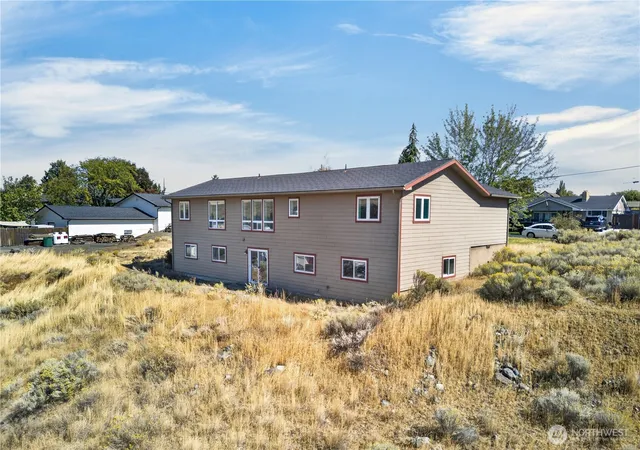 Photo 3 of Single family home for sale at 29 Nob Hl Dr, Ephrata, WA 98823 | MLS# NWM2586704 | Listing updated on 2026-09-25