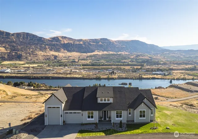 Photo 2 of Single family home for sale at 114 S Valiant Dr, East Wenatchee, WA 98802 | MLS# NWM2586732 | Listing updated on 2026-10-01