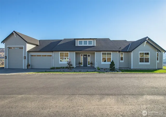 Photo 3 of Single family home for sale at 114 S Valiant Dr, East Wenatchee, WA 98802 | MLS# NWM2586732 | Listing updated on 2026-10-01