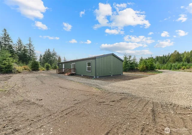 Photo 3 of Manufactured home for sale at 3006 W Frd Loop Rd, Elma, WA 98541 | MLS# NWM2586750 | Listing updated on 2026-09-28