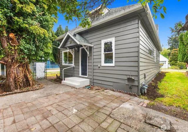 Photo 1 of Sale Pending at 501 Smithers Ave S, Renton, WA 98057 | MLS# NWM2586777 | Listing updated on 2026-09-30