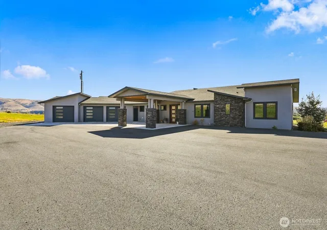 Photo 3 of Single family home for sale at 2497 E Selah Rd, Yakima, WA 98901 | MLS# NWM2586836 | Listing updated on 2026-09-30