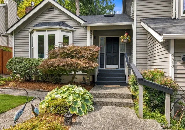 Photo 3 of Single family home for sale at 425 Jasmine Pl Nw, Issaquah, WA 98027 | MLS# NWM2586859 | Listing updated on 2026-10-01