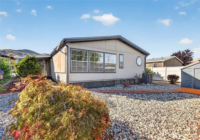 Photo 2 of Manufactured home for sale at 1137 Foothills Ln #19, Wenatchee, WA 98801 | MLS# NWM2586867 | Listing updated on 2026-10-01