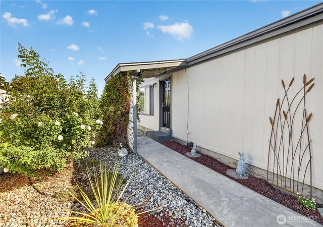Photo 3 of Manufactured home for sale at 1137 Foothills Ln #19, Wenatchee, WA 98801 | MLS# NWM2586867 | Listing updated on 2026-10-01