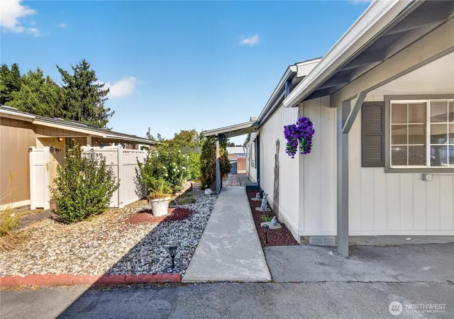 Photo 3 of Manufactured home for sale at 1137 Foothills Ln #19, Wenatchee, WA 98801 | MLS# NWM2586867 | Listing updated on 2026-10-01