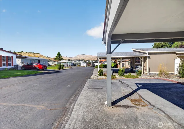 Photo 4 of Manufactured home for sale at 1137 Foothills Ln #19, Wenatchee, WA 98801 | MLS# NWM2586867 | Listing updated on 2026-10-01