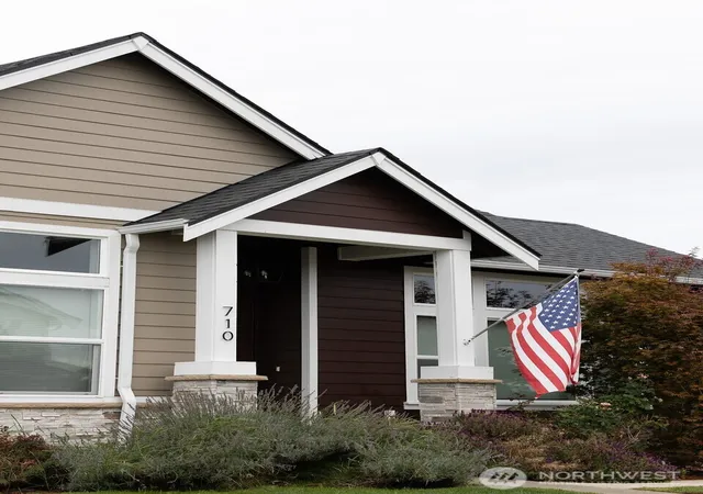 Photo 2 of Single family home for sale at 710 Miller St, Winlock, WA 98596 | MLS# NWM2586871 | Listing updated on 2026-09-29
