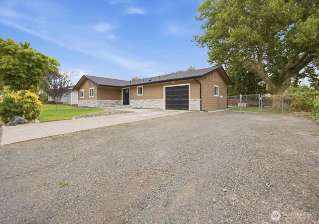 Photo 2 of Single family home for sale at 313 N Road 35, Pasco, WA 99301 | MLS# NWM2586876 | Listing updated on 2026-09-24