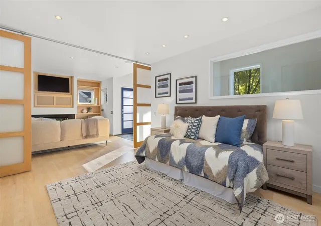 Photo 4 of Sale Pending at 5760 25th Avenue NE, Seattle, WA 98105 | MLS# NWM2586879 | Listing updated on 2026-09-29