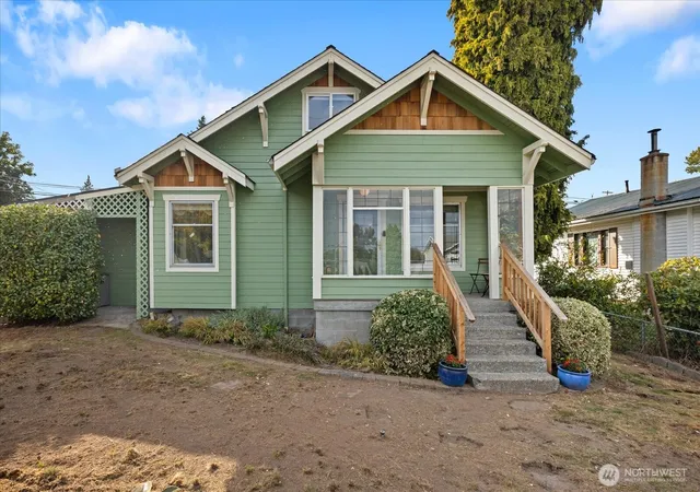 Photo 1 of Single family home for sale at 916 E Marine View Dr, Everett, WA 98201 | MLS# NWM2586881 | Listing updated on 2026-09-28