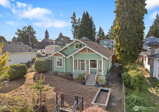 Photo 2 of Single family home for sale at 916 E Marine View Dr, Everett, WA 98201 | MLS# NWM2586881 | Listing updated on 2026-09-28