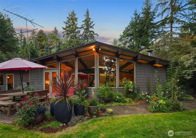 Photo 2 of Sale Pending at 1891 Sw 170th Street, Normandy Park, WA 98166 | MLS# NWM2586888 | Listing updated on 2026-10-01
