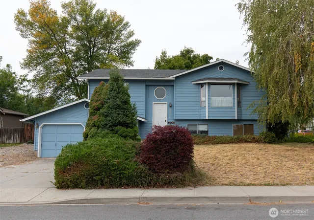 Photo 1 of Single family home for sale at 940 Grenz St, Wenatchee, WA 98801 | MLS# NWM2586902 | Listing updated on 2026-09-25