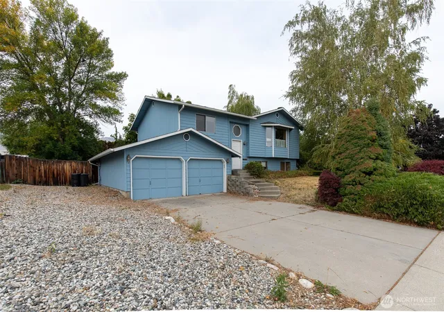 Photo 2 of Single family home for sale at 940 Grenz St, Wenatchee, WA 98801 | MLS# NWM2586902 | Listing updated on 2026-09-25