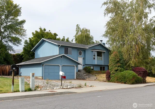 Photo 3 of Single family home for sale at 940 Grenz St, Wenatchee, WA 98801 | MLS# NWM2586902 | Listing updated on 2026-09-25