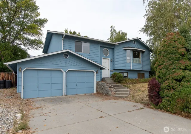 Photo 3 of Single family home for sale at 940 Grenz St, Wenatchee, WA 98801 | MLS# NWM2586902 | Listing updated on 2026-09-25